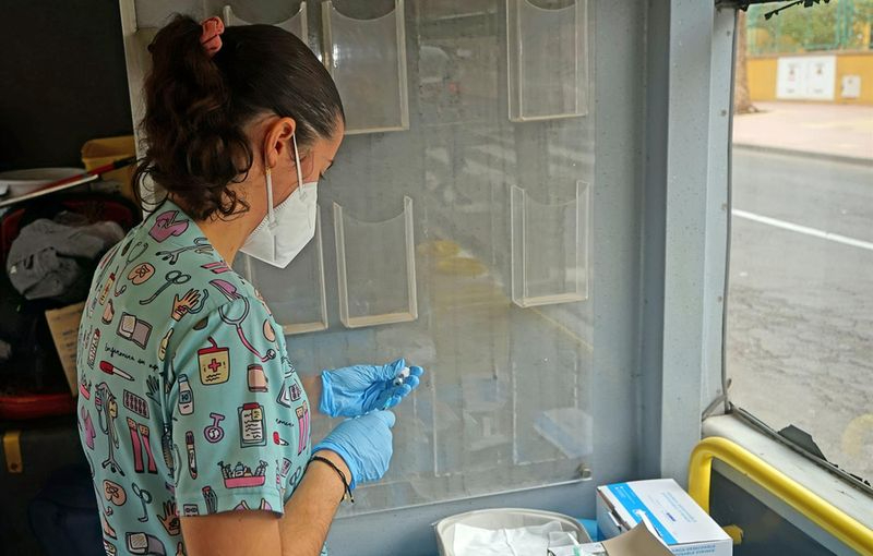 Una sanitaria prepara una vacuna para un niño, en la 'vacuguagua', que ha acudido al CEIP Tinguaro de Vecindario (Canarias), a 4 de febrero de 2022. Foto EP