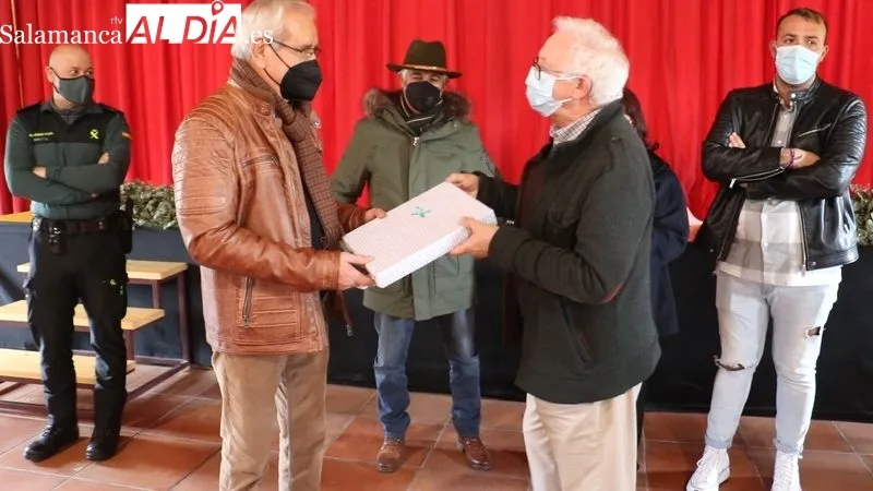 Homenaje de despedia al médico de Cipérez, Virgilo Vidcente Lucas / CORRAL