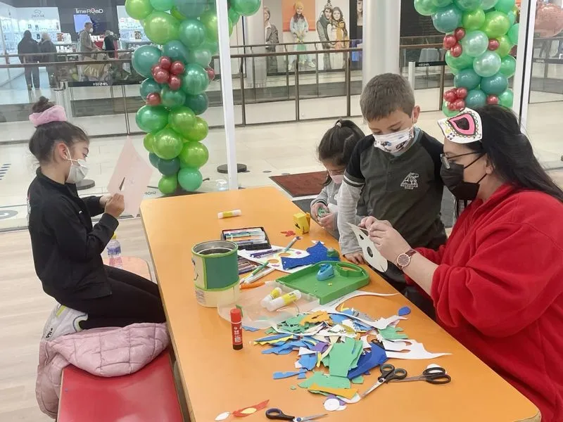 Los más pequeños disfrutan de los talleres de el Centro Comercial El Tormes