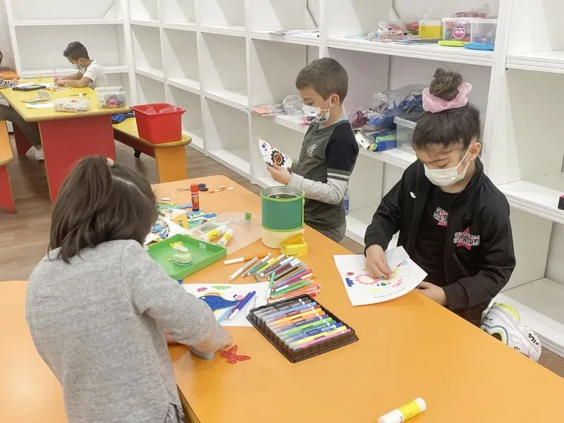 Los más pequeños disfrutan de los talleres de el Centro Comercial El Tormes