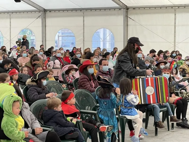 Foto 10 - Guijuelo progresa en su carnaval con cuentacuentos y una chocolatada para mil personas