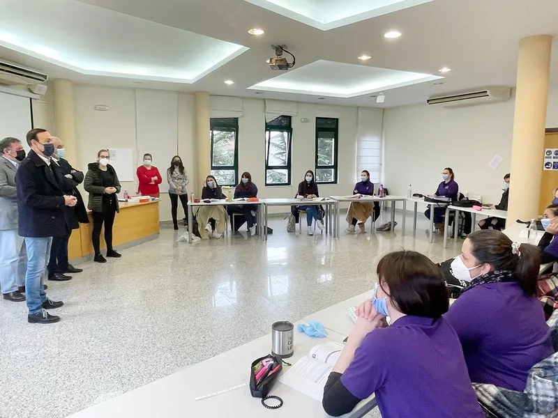 Encuentro del gerente del Ecyl con alumnos y docentes de la Acción de Formación y Empleo 'Carbajosa te cuida'