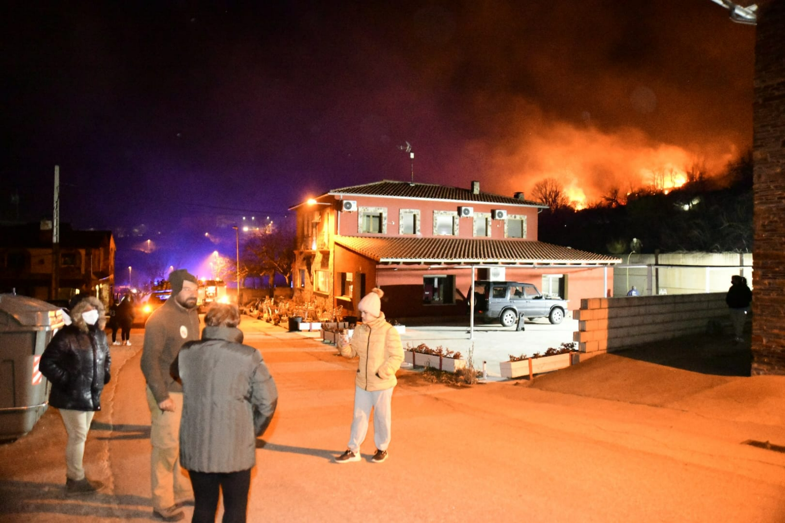 Foto 1 - Alivio en Monsagro por la evolución favorable del incendio, que llegó a ser declarado de Nivel 1