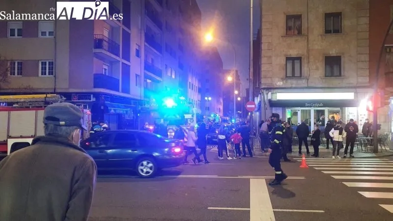 Los bomberos de Salamanca actuando en el incendio de un trastero en la calle Magallanes | CC