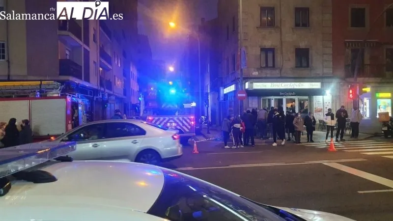 Los bomberos de Salamanca actuando en el incendio de un trastero en la calle Magallanes | CC