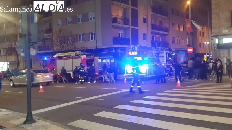 Los bomberos de Salamanca actuando en el incendio de un trastero en la calle Magallanes | CC
