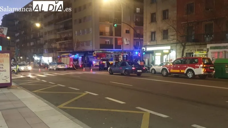 Los bomberos de Salamanca actuando en el incendio de un trastero en la calle Magallanes | CC