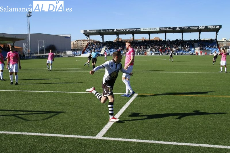 Íñigo festeja el primero de sus dos goles al Talavera / David Sañudo
