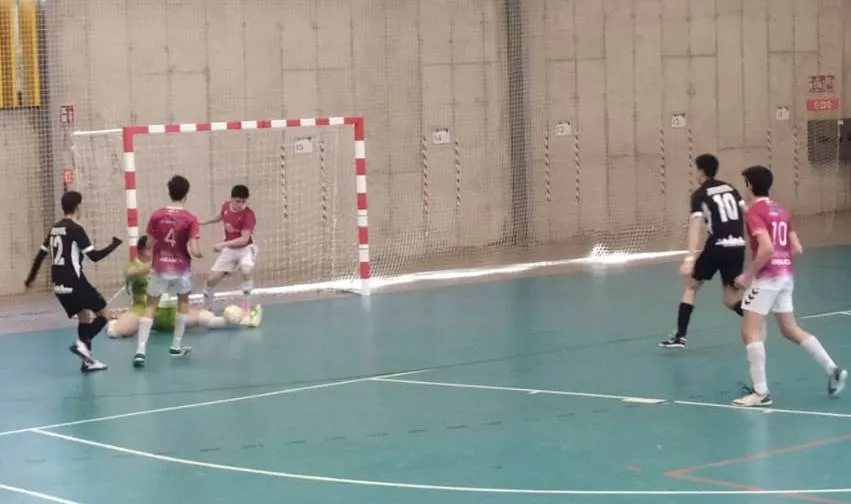 Foto 5 - El III Juvenil suma su 1&ordf; victoria como visitante conquistando Pontevedra
