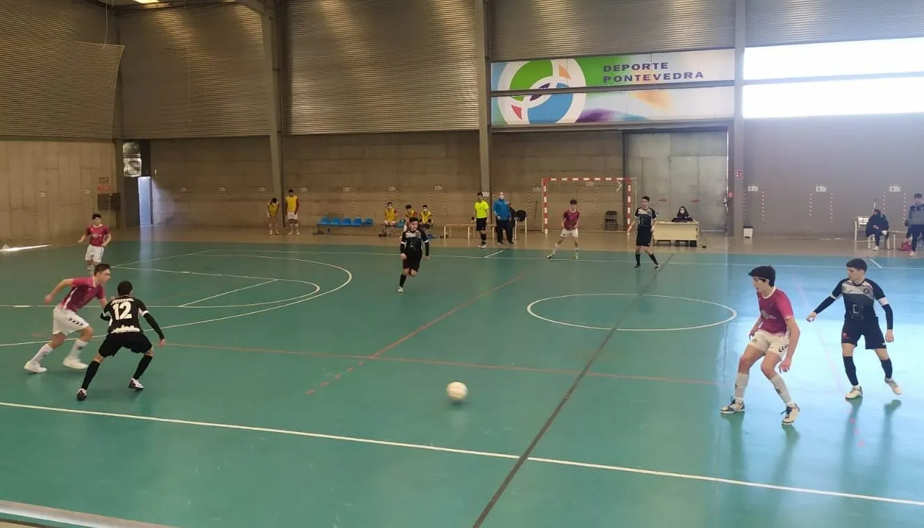 Foto 4 - El III Juvenil suma su 1&ordf; victoria como visitante conquistando Pontevedra