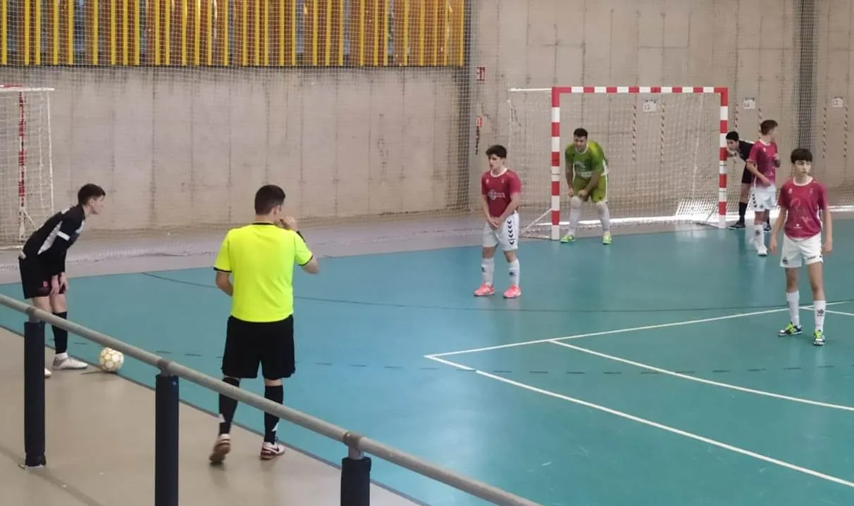 Foto 3 - El III Juvenil suma su 1&ordf; victoria como visitante conquistando Pontevedra