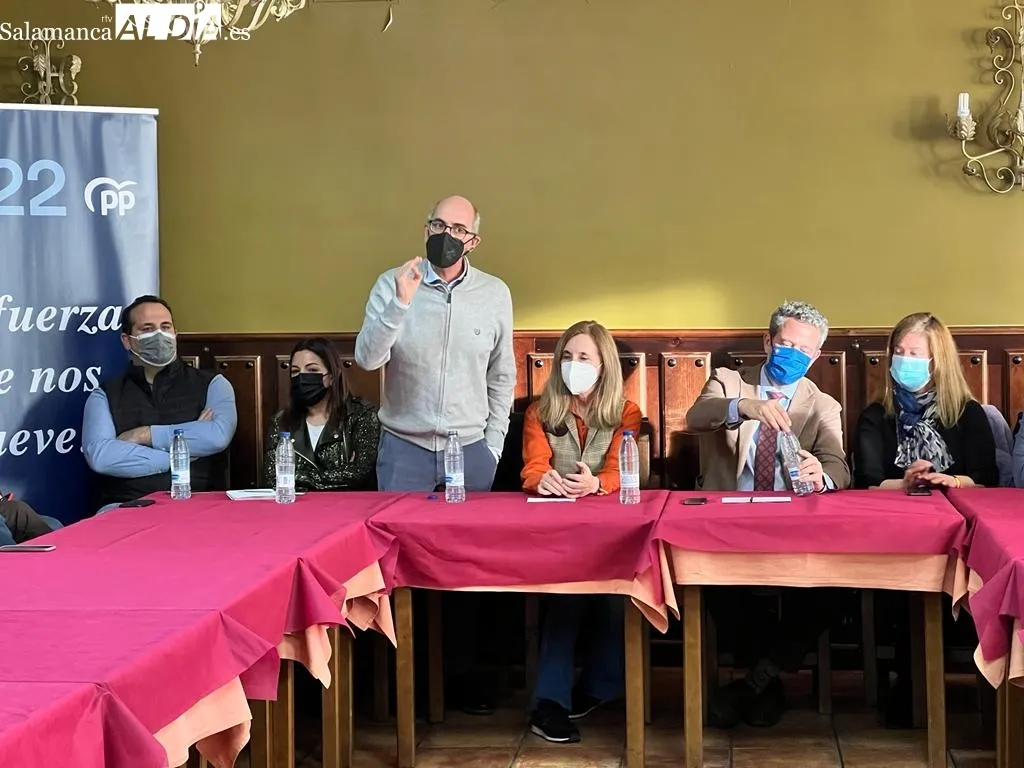 Foto 2 - "Veo que nadie m&aacute;s que Ma&ntilde;ueco ha presentado un programa para Castilla y Le&oacute;n"