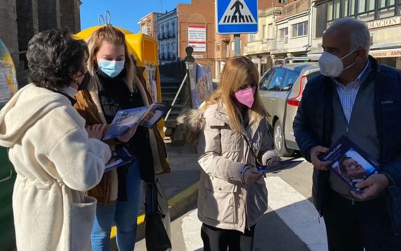 El Partido Popular aprovechó el martes de mercadillo en Vitigudino para pedir el voto