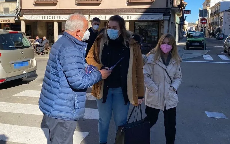 El Partido Popular aprovechó el martes de mercadillo en Vitigudino para pedir el voto