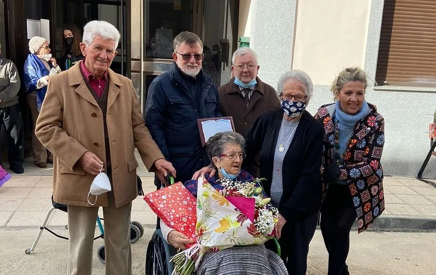 Foto 3 - El Ayuntamiento de la Fuente de San Esteban homenajea a su vecina centenaria Teodora Regalado