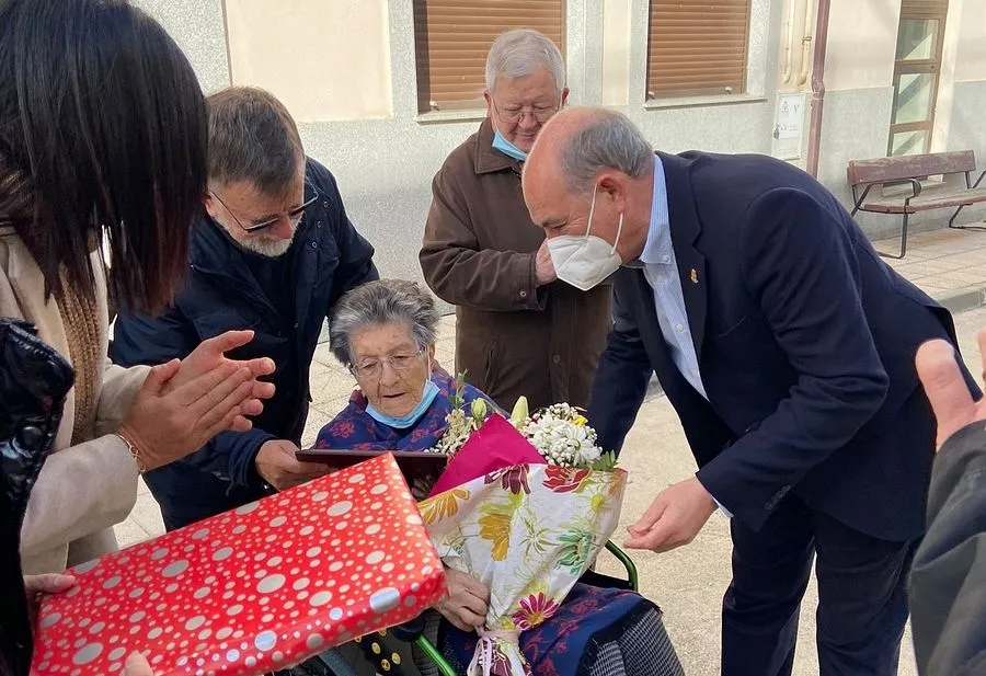 Foto 2 - El Ayuntamiento de la Fuente de San Esteban homenajea a su vecina centenaria Teodora Regalado