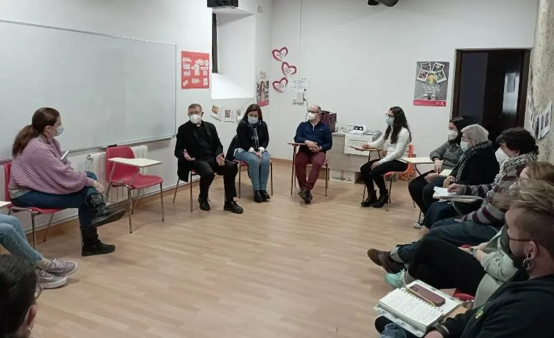Foto 3 - El Obispo conoce  al equipo de C&aacute;ritas, que pone en marcha Itinerarios de Inserci&oacute;n Sociolaboral
