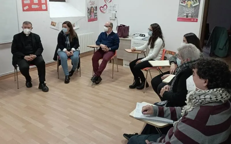 Foto 2 - El Obispo conoce  al equipo de C&aacute;ritas, que pone en marcha Itinerarios de Inserci&oacute;n Sociolaboral
