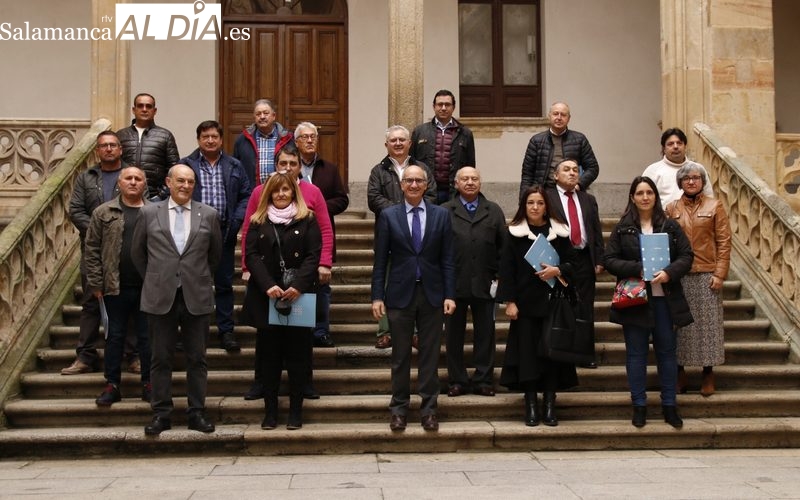 Los alcaldes de los 20 municipios beneficiados junto al presidente de la Diputación, Javier Iglesias / FOTO: DAVID SAÑUDO 