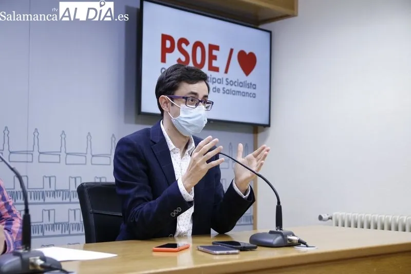 El portavoz del Grupo Socialista, José Luis Mateos (d), y el concejal Chema Collados (i). | Foto David Sañudo