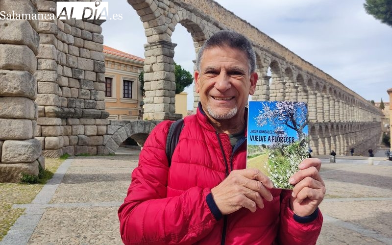 Jesús González Santos con su nuevo libro 'Vuelve a florecer' 