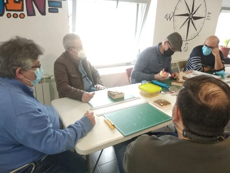 Foto 2 - Un nuevo taller de modelismo atrae a los aficionados a Santa Marta de Tormes