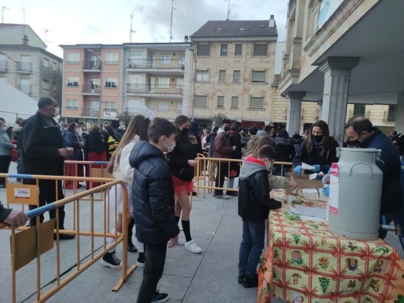 Foto 4 - Guijuelo progresa en su carnaval con cuentacuentos y una chocolatada para mil personas