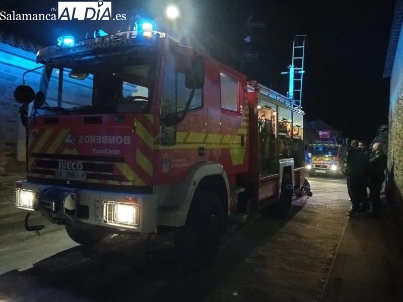 Intervención de los Bomberos de Lumbrales en la extinción del fuego en una vivienda / ESTER CORREDERA