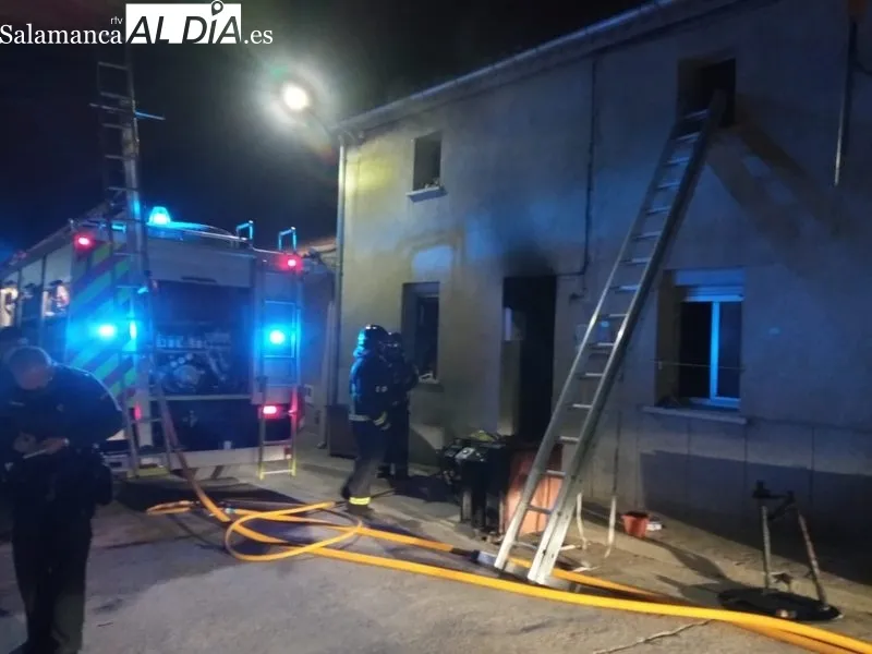 Intervención de los Bomberos de Lumbrales en la extinción del fuego en una vivienda / ESTER CORREDERA
