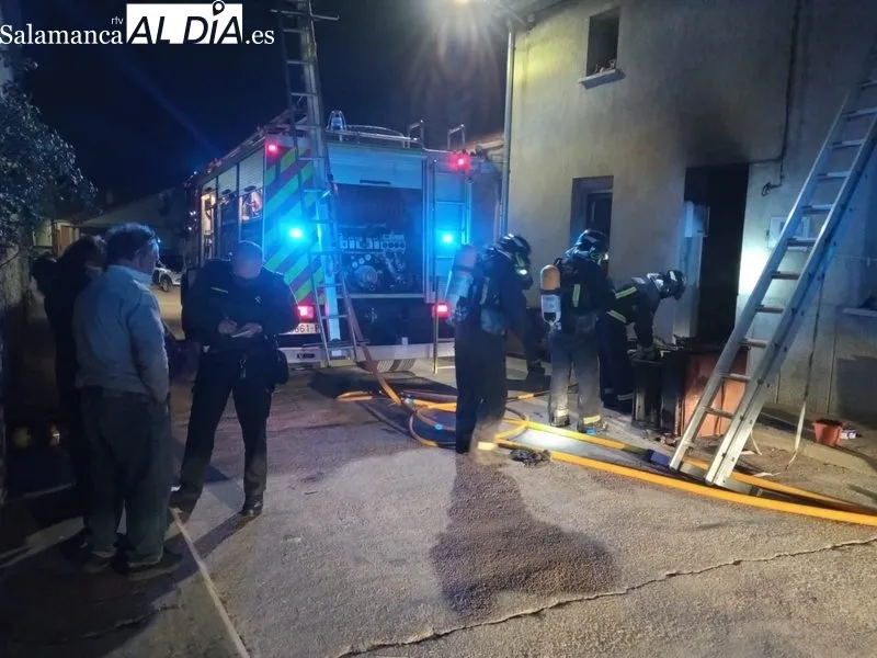 Intervención de los Bomberos de Lumbrales en la extinción del fuego en una vivienda / ESTER CORREDERA