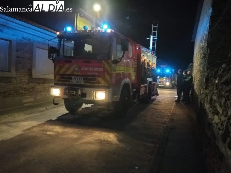 Intervención de los Bomberos de Lumbrales en la extinción del fuego en una vivienda / ESTER CORREDERA