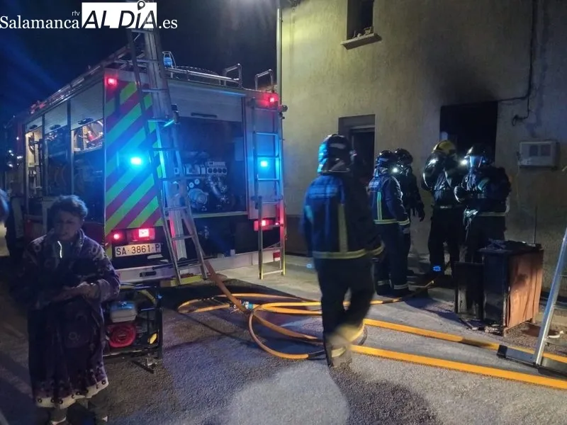 Intervención de los Bomberos de Lumbrales en la extinción del fuego en una vivienda / ESTER CORREDERA