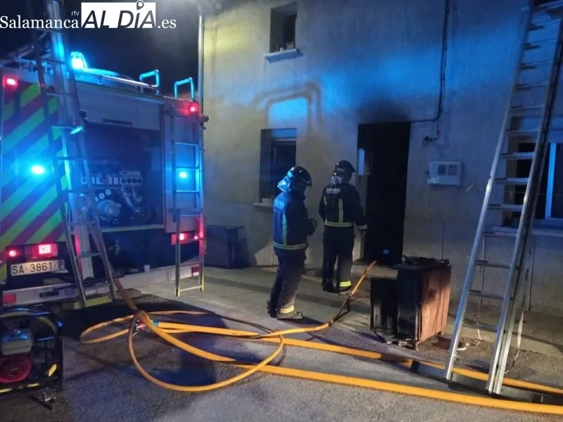 Intervención de los Bomberos de Lumbrales en la extinción del fuego en una vivienda / ESTER CORREDERA