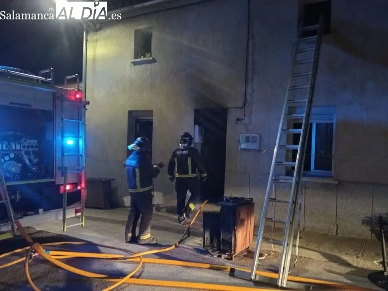 Intervención de los Bomberos de Lumbrales en la extinción del fuego en una vivienda / ESTER CORREDERA
