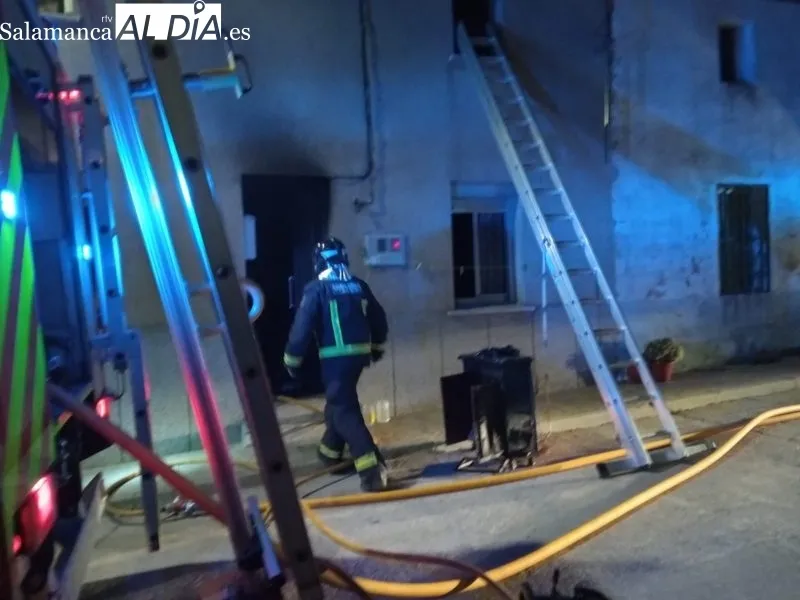 Intervención de los Bomberos de Lumbrales en la extinción del fuego en una vivienda / ESTER CORREDERA