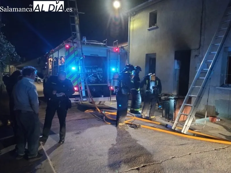 Intervención de los Bomberos de Lumbrales en la extinción del fuego en una vivienda / ESTER CORREDERA