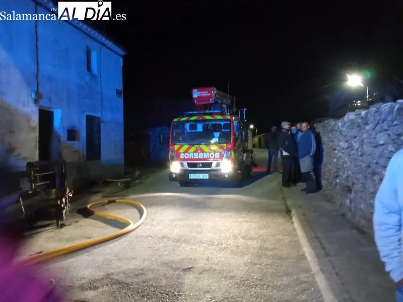 Intervención de los Bomberos de Lumbrales en la extinción del fuego en una vivienda / ESTER CORREDERA
