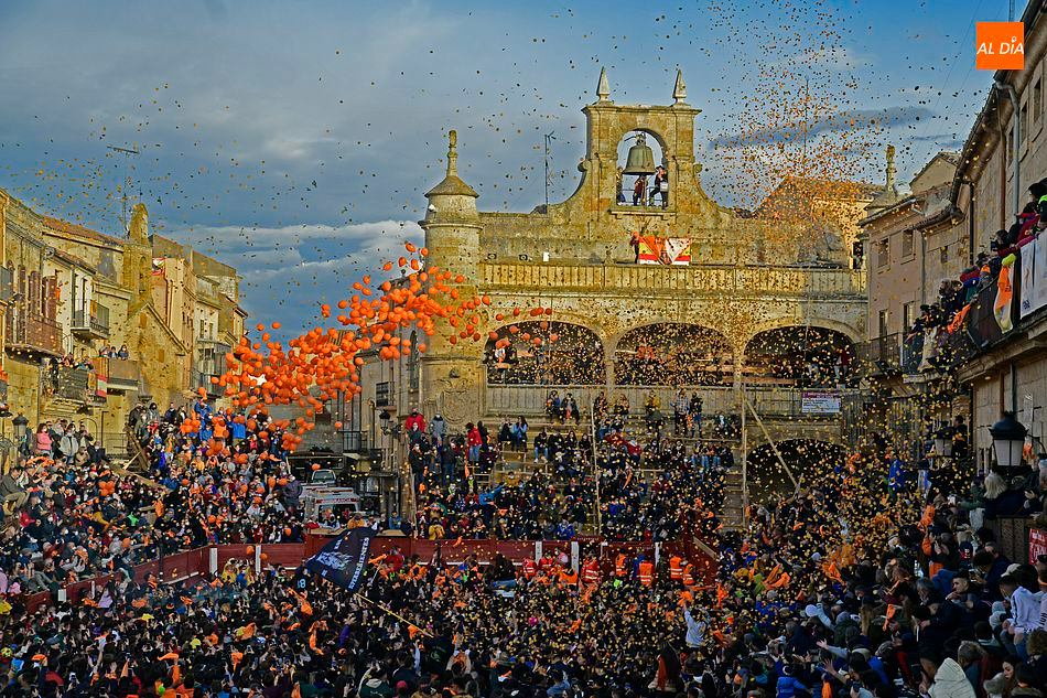 El Carnaval estalla en Ciudad Rodrigo con el tradicional Campanazo 