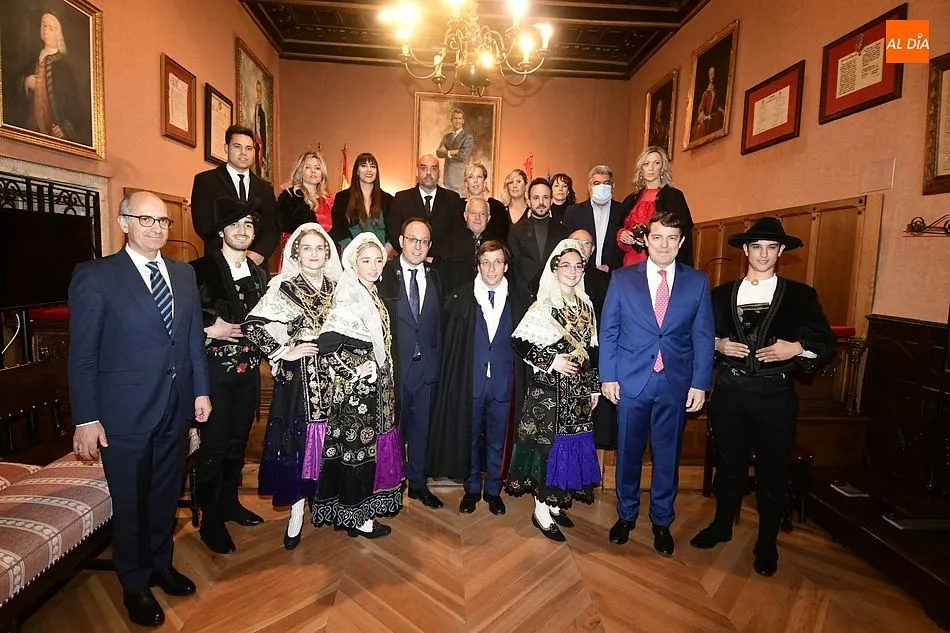 Foto 8 - Multitudinaria bienvenida a Almeida, que anim&oacute; a disfrutar de una &ldquo;celebraci&oacute;n doble&rdquo;