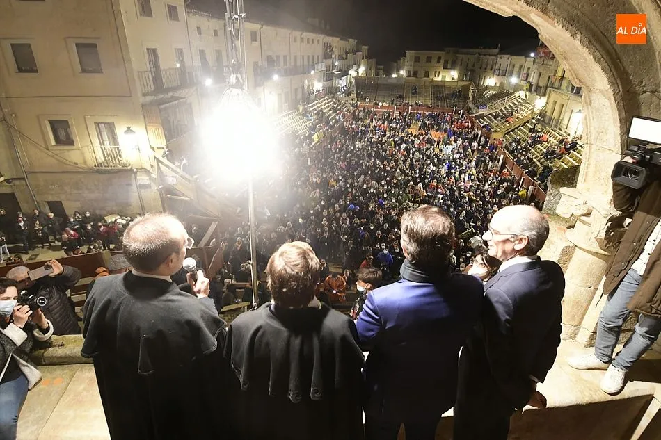 Foto 3 - Multitudinaria bienvenida a Almeida, que anim&oacute; a disfrutar de una &ldquo;celebraci&oacute;n doble&rdquo;