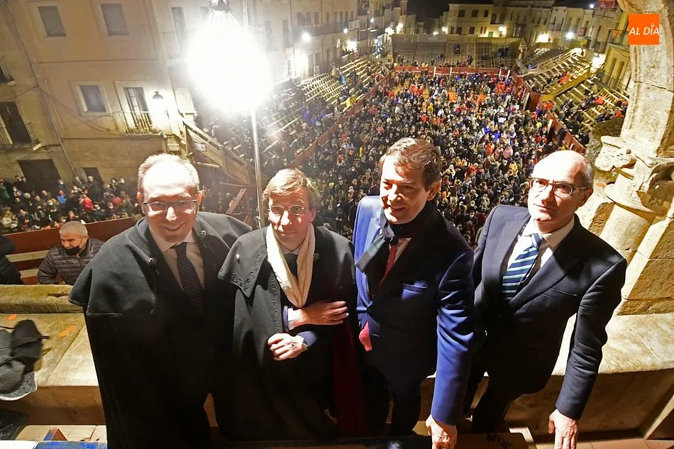 Foto 2 - Multitudinaria bienvenida a Almeida, que anim&oacute; a disfrutar de una &ldquo;celebraci&oacute;n doble&rdquo;