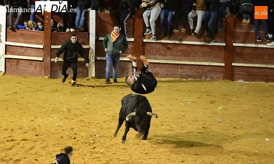 Foto 5 - Gran ambiente en una capea nocturna con ciertos momentos de peligro