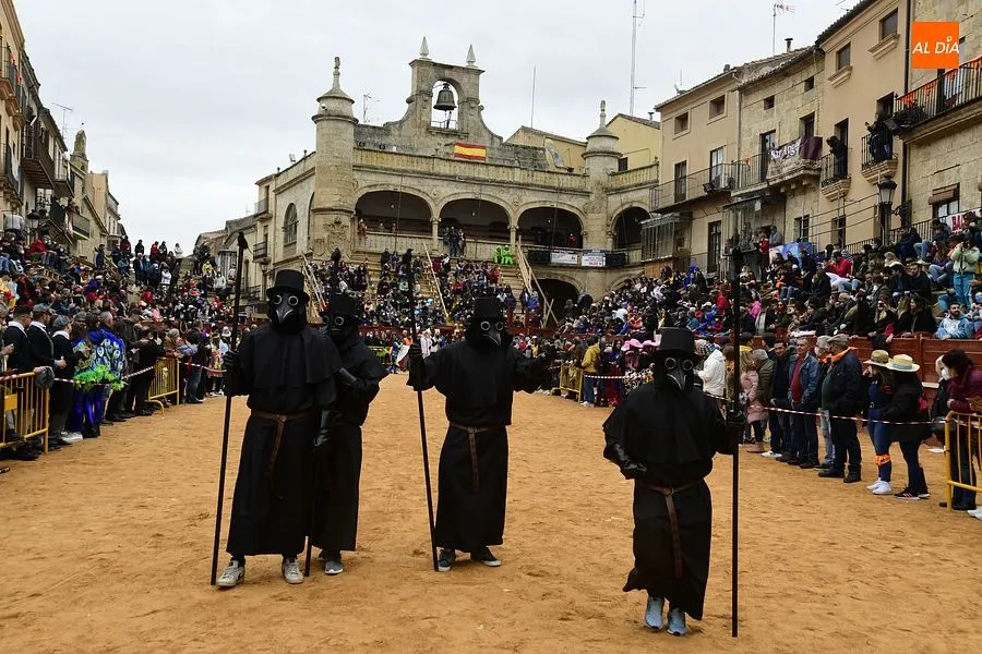 Momentos del desfile callejero a su paso por la Plaza Mayor| Fotos: Adrián M.Pastor