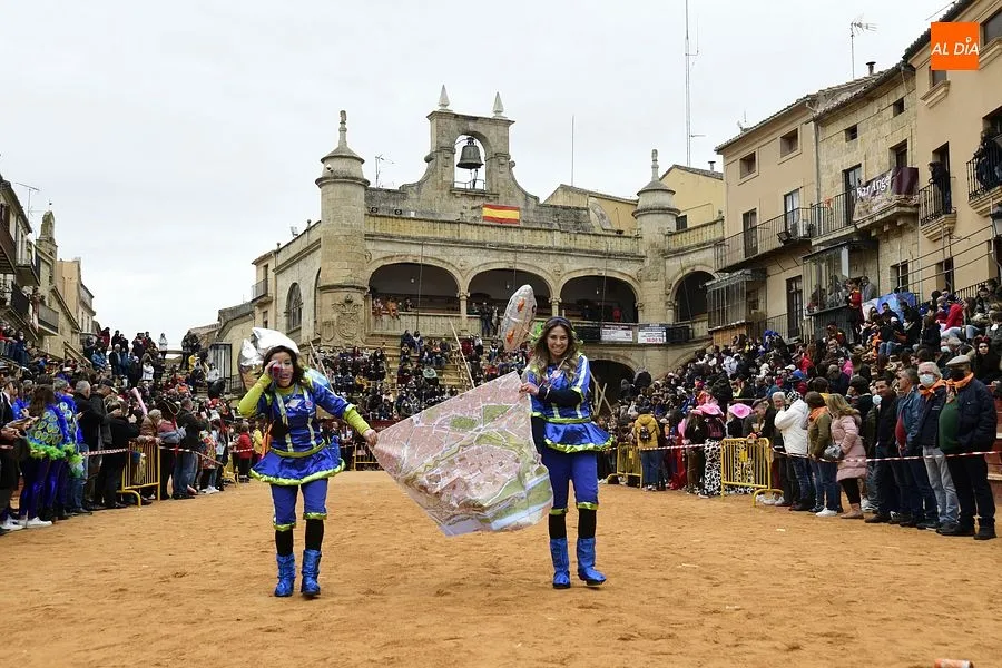 Momentos del desfile callejero a su paso por la Plaza Mayor| Fotos: Adrián M.Pastor