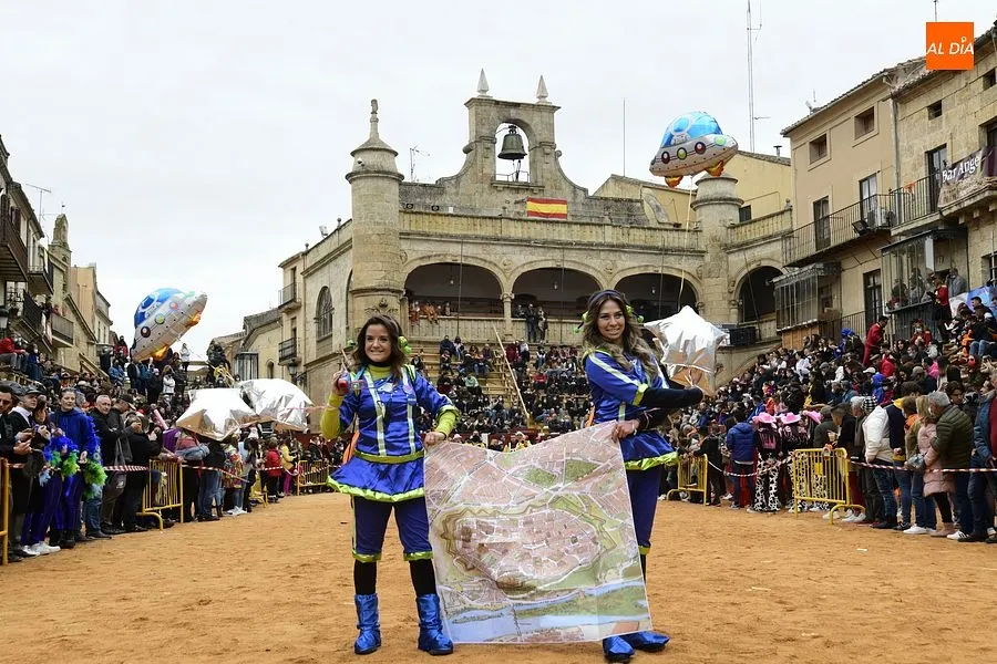 Momentos del desfile callejero a su paso por la Plaza Mayor| Fotos: Adrián M.Pastor