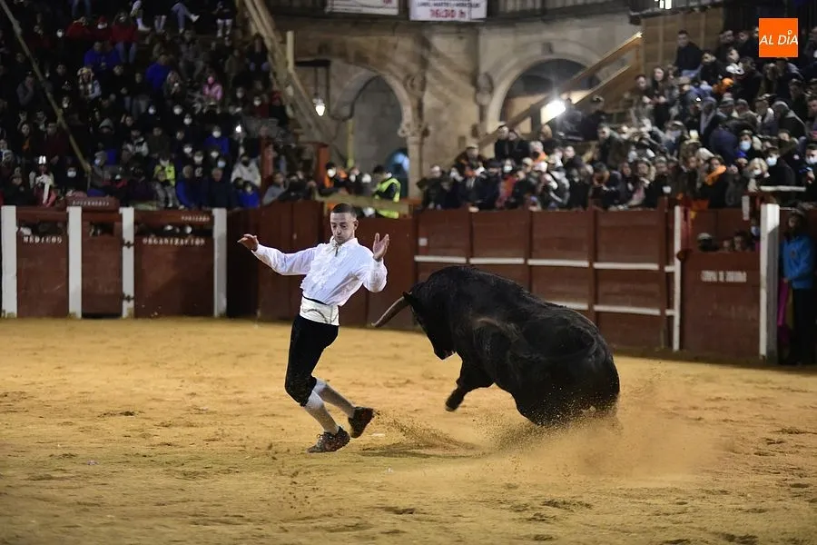 Foto 8 - Manuel G&oacute;mez se lleva el Concurso carnavalero de recortes
