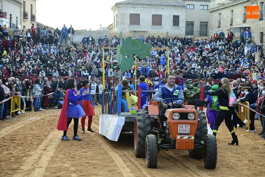 Ambiente festivo en el desfile de carrozas/ Fotos: Adrián M. Pastor