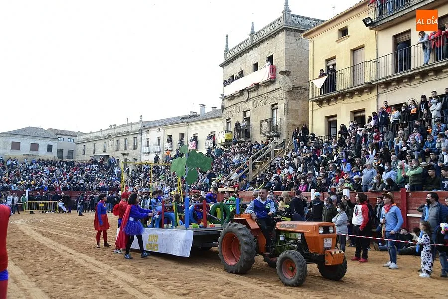 Ambiente festivo en el desfile de carrozas/ Fotos: Adrián M. Pastor