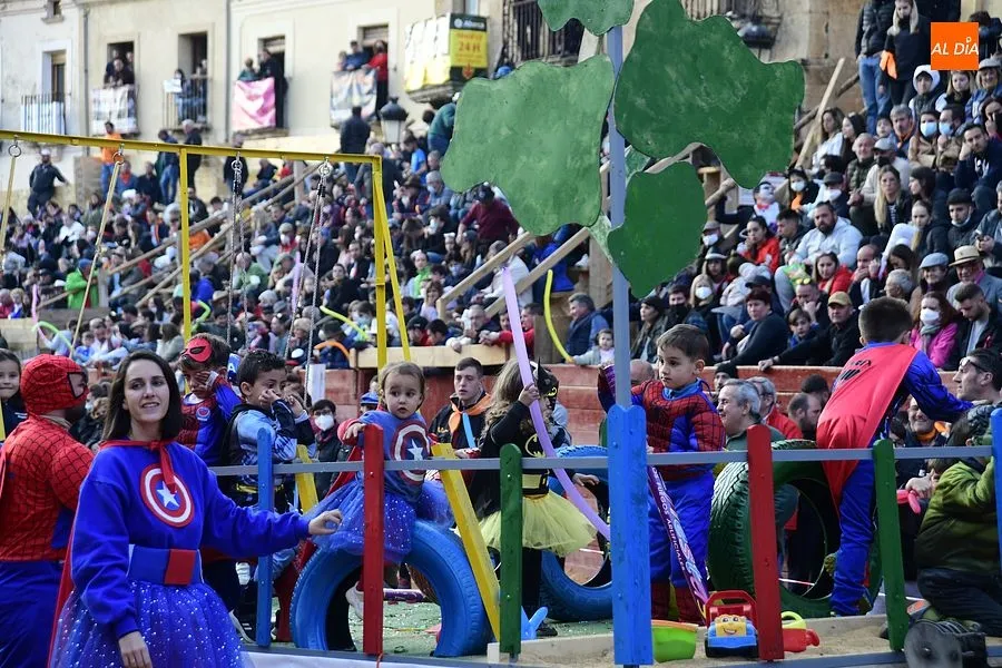 Ambiente festivo en el desfile de carrozas/ Fotos: Adrián M. Pastor