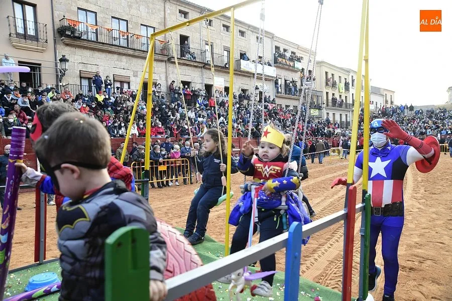 Ambiente festivo en el desfile de carrozas/ Fotos: Adrián M. Pastor